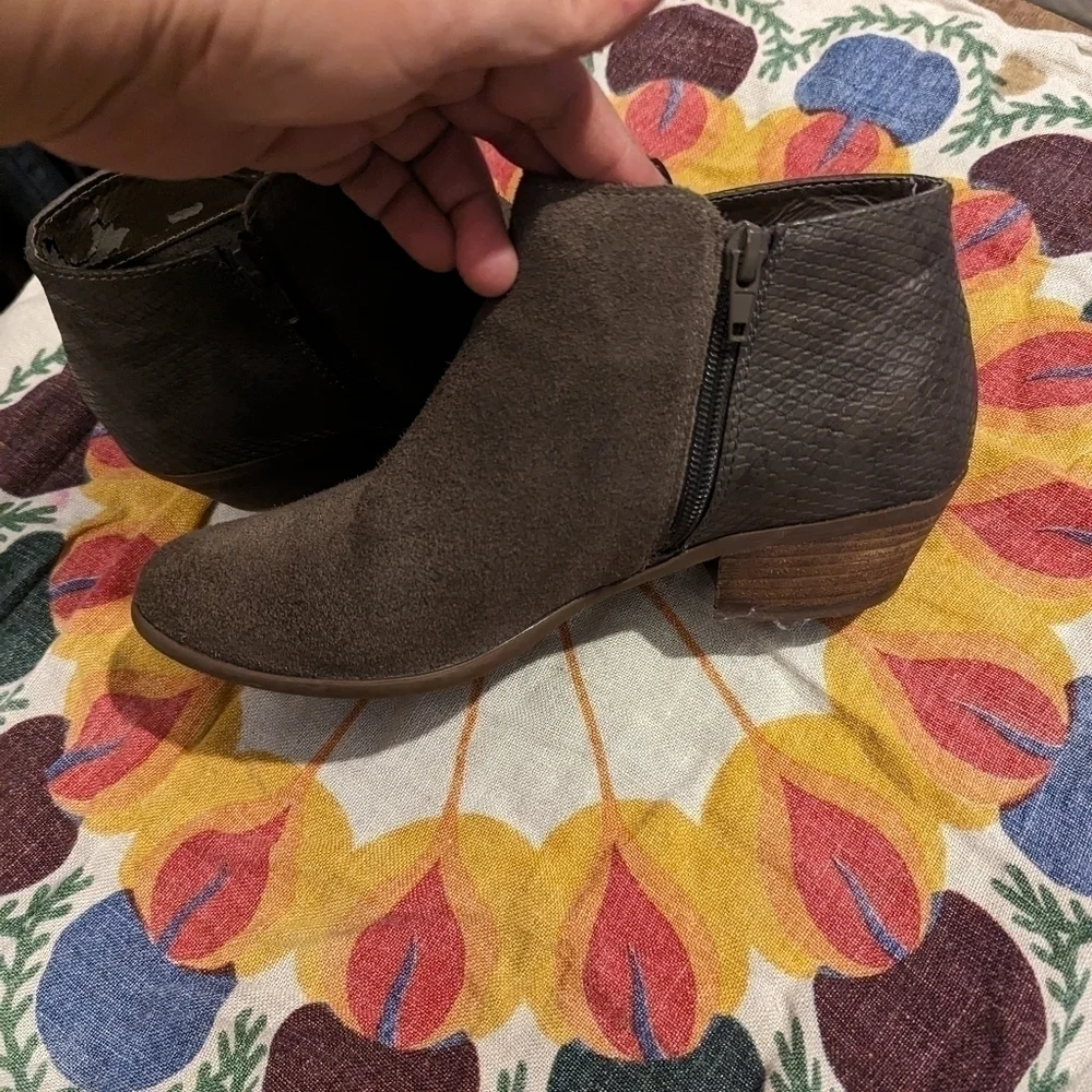 G.H Bass and Co‎ size 7 suede booties